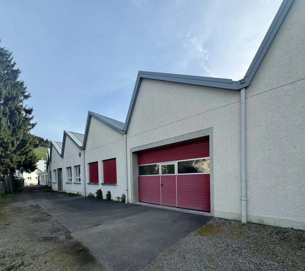 Gewerbegebäude mit rotem Tor und Giebeldächern