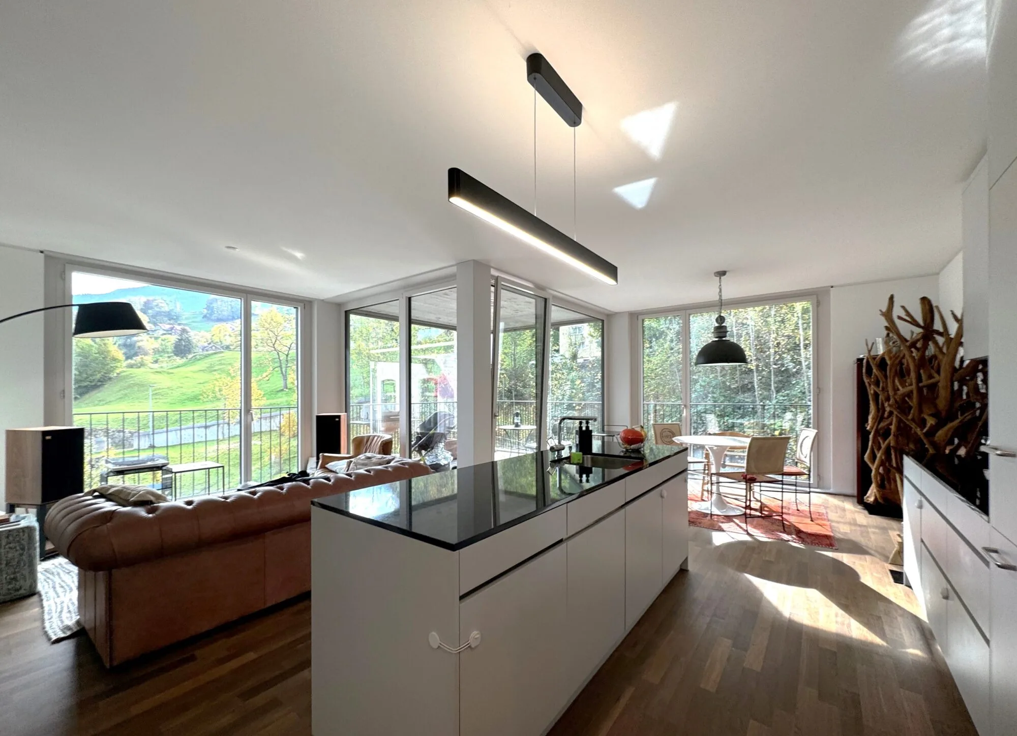 Moderne Küche mit großen Fenstern und Insel