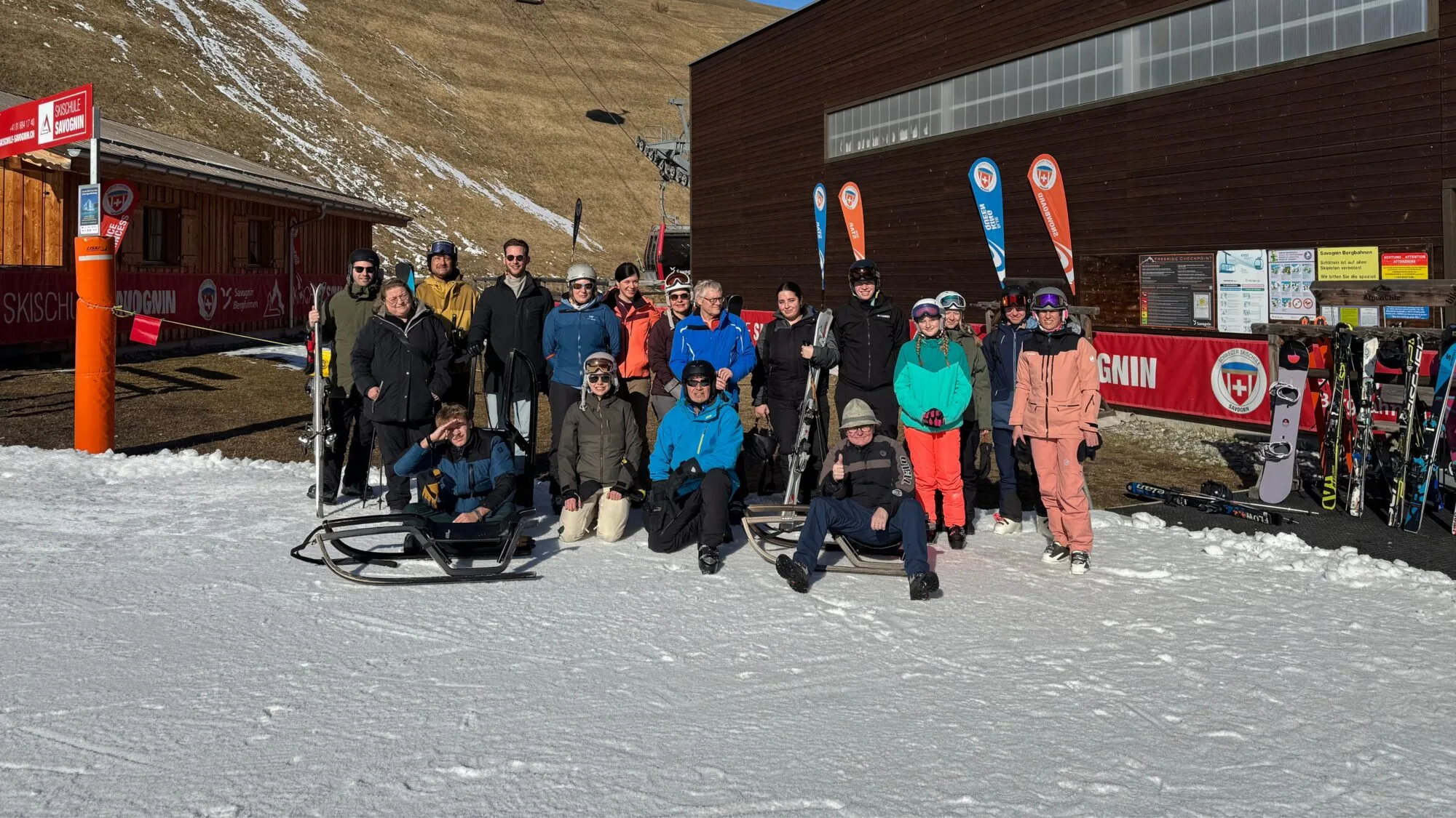 Skigruppe vor Skischule in Saignelégier, Schweiz.